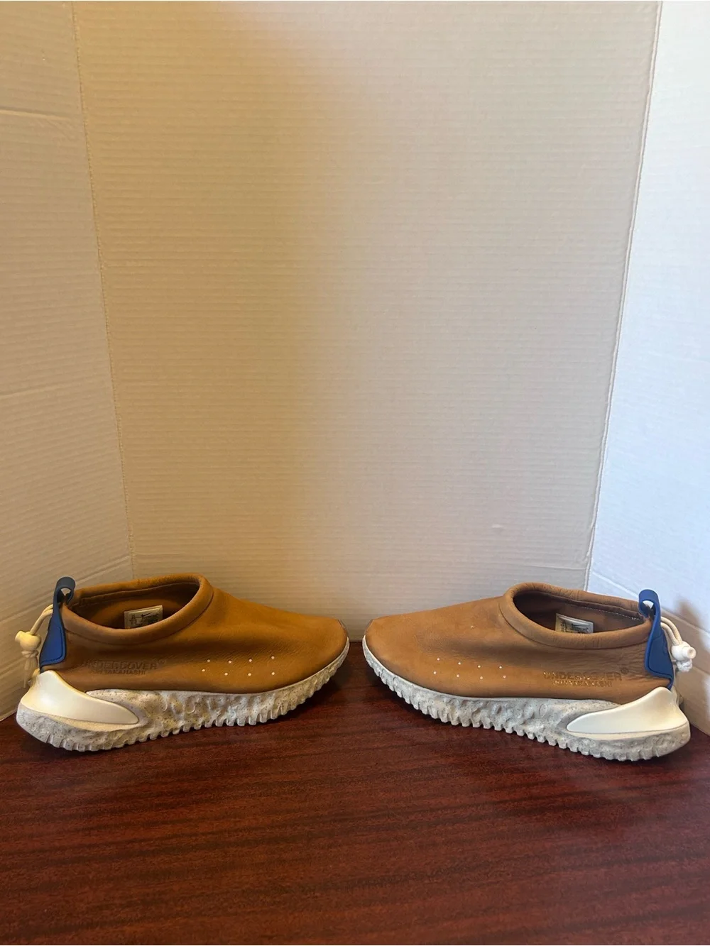 Men’s Nike Moc Flow SP x UNDERCOVER Sneakers in Ale Brown / Team Royal / White
